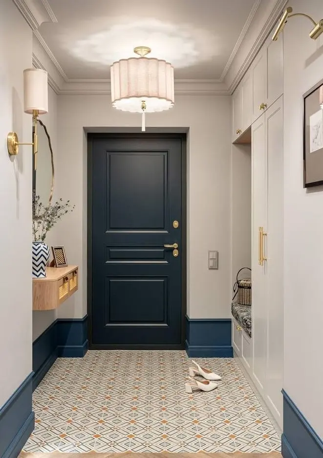 Дизайн небольшой прихожей с встроенной мебелью