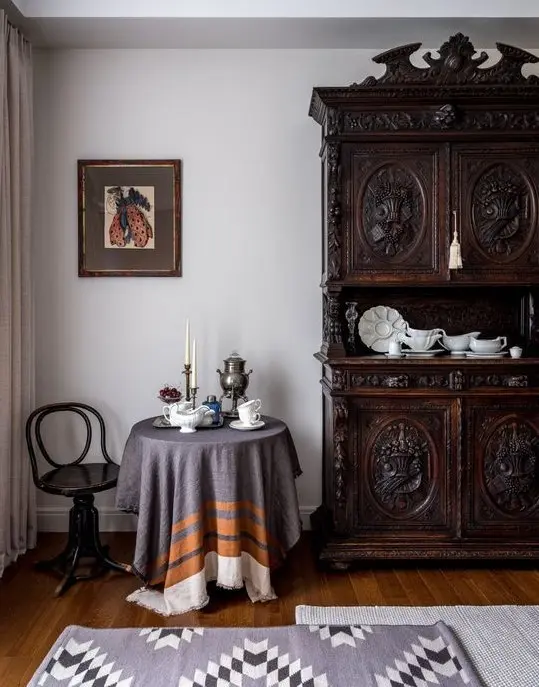 Столовая с массивным резным антикварным буфетом