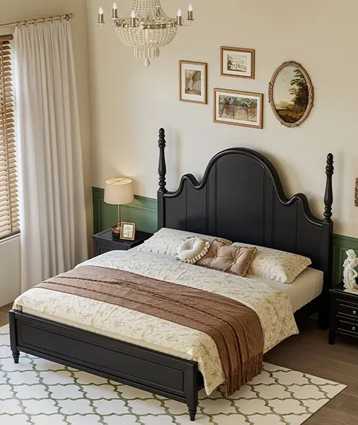 Спальня с темной кроватью в американском стиле