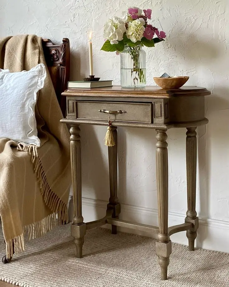 Классическая тумбочка, покрытая воском Классическая тумбочка, покрытая воском