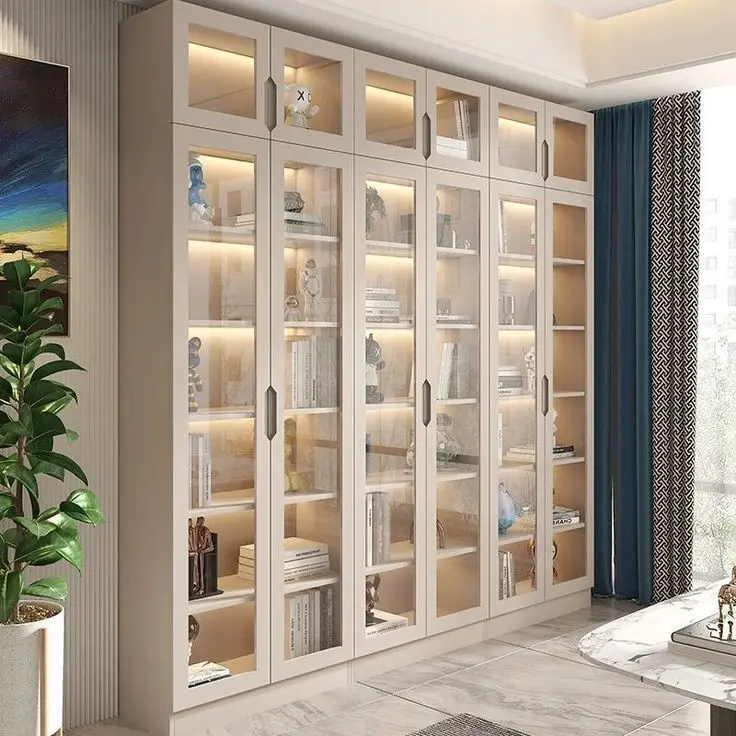 Хранение книг в книжном шкафу со стеклянными дверцами