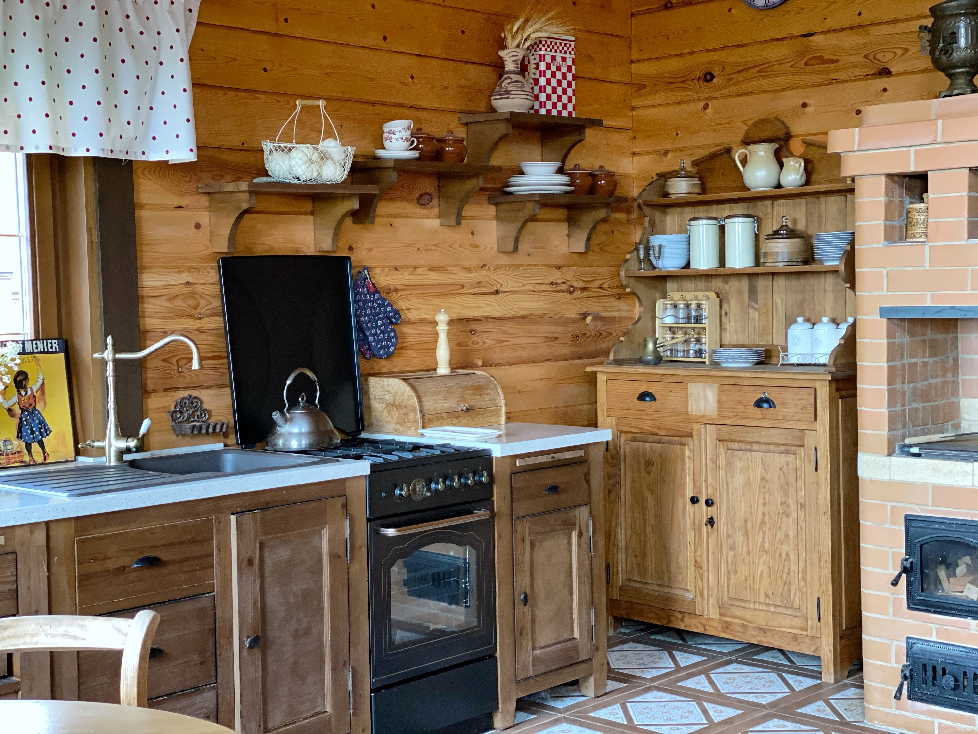 Деревянная кухня в деревянном доме с открытыми полками