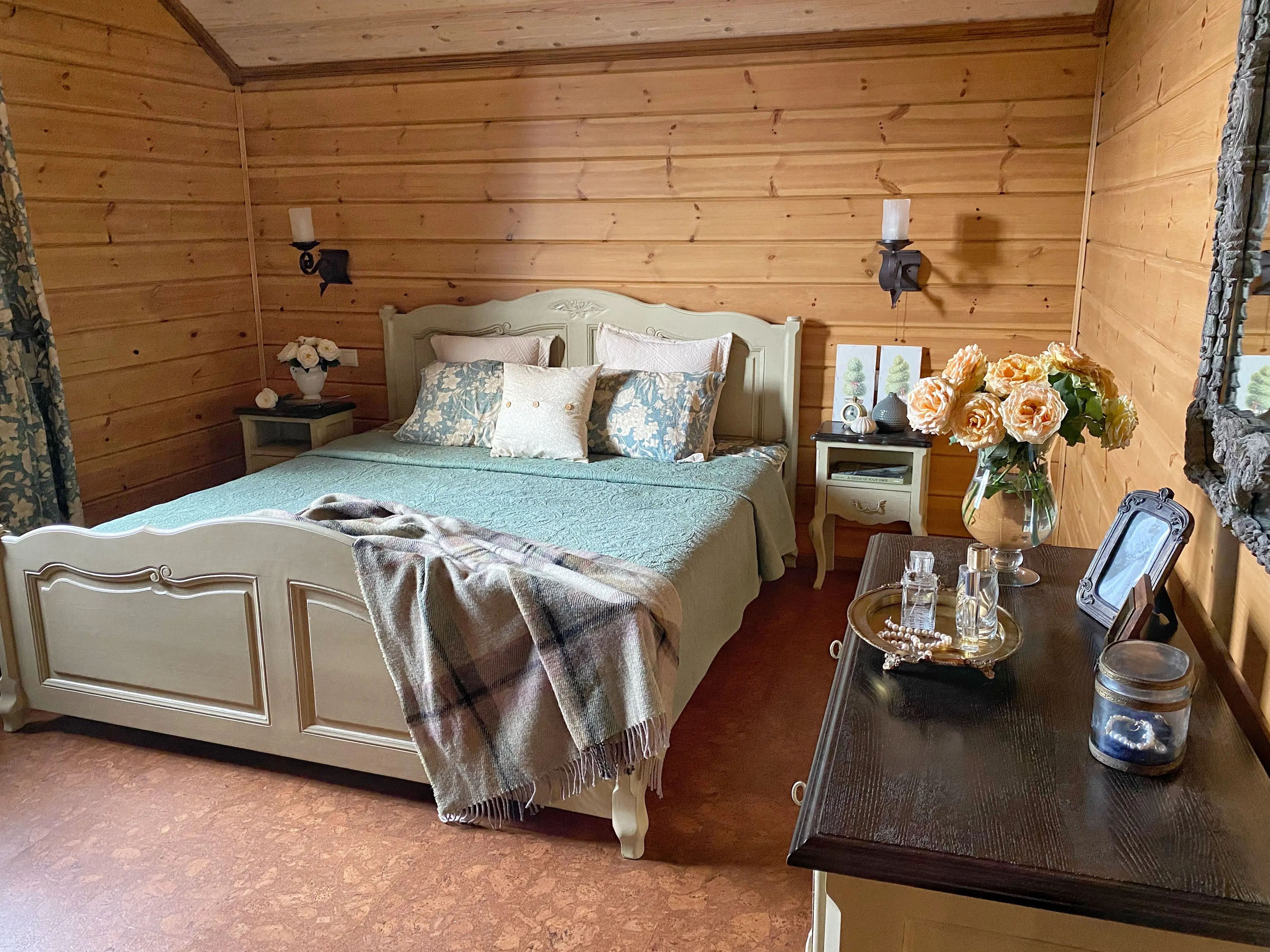 Теплая спальня в стиле Прованс в деревянном доме