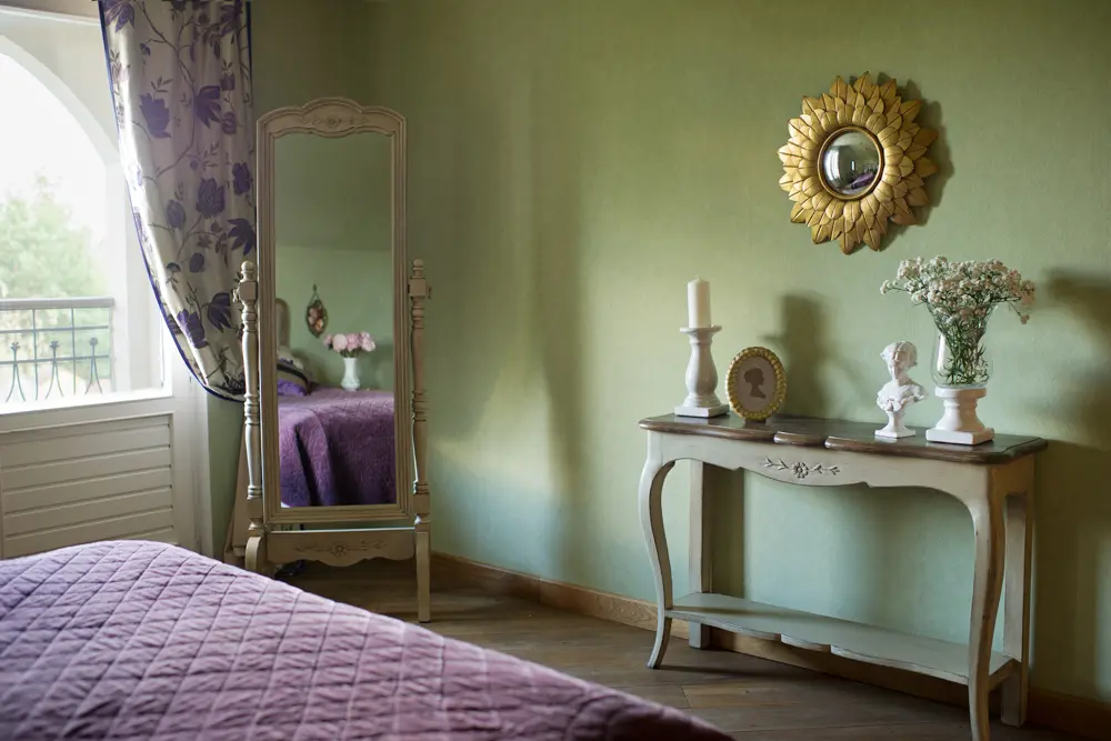 Уютная спальня с напольным зеркалом и консолью Инлавка, inlavka.ru