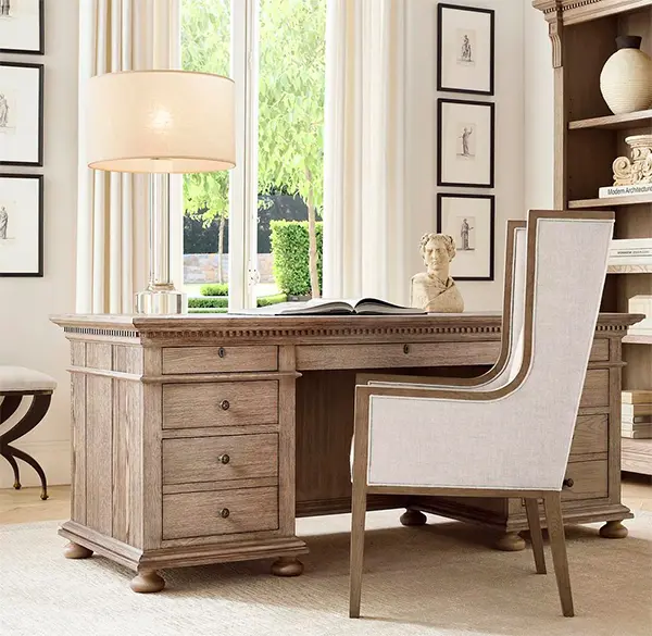 Светлый кабинет в стиле американская классика