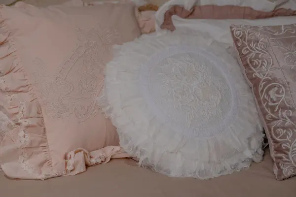 Подушка декоративная с вышивкой и оборкой PROVENZIALE белого цвета