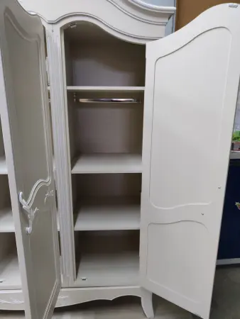 Открытые дверцы шкафа Авиньон