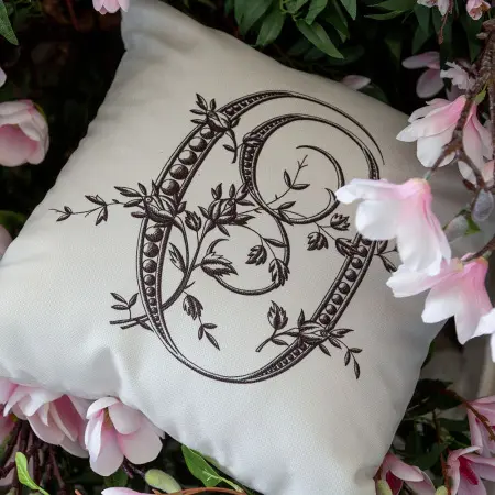 Арт-подушка «Монограмма буквы O»