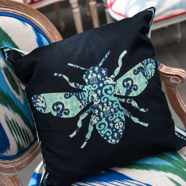 Подушка интерьерная «Пчела Ориентали»