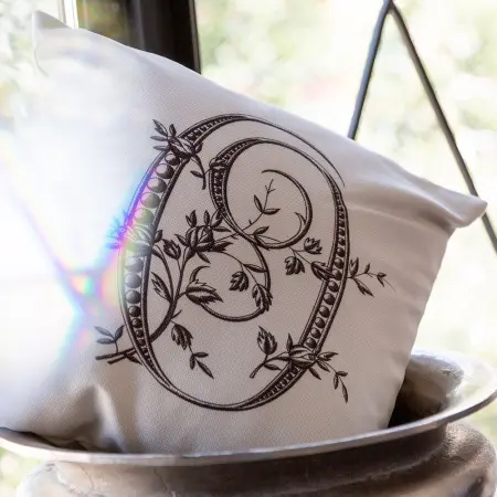 Арт-подушка «Монограмма буквы O»