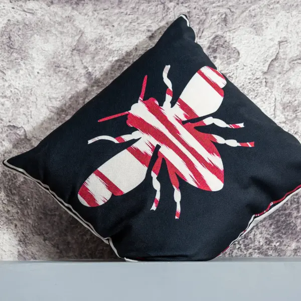 Подушка интерьерная «Пчела Алмея»