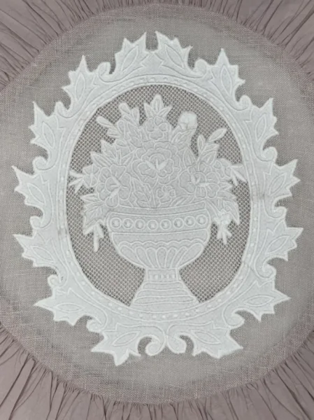 Подушка декоративная с вышивкой и оборкой PROVENZIALE круглая розовая