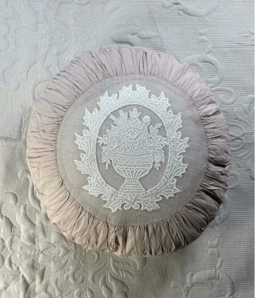 Подушка декоративная с вышивкой и оборкой PROVENZIALE круглая розовая