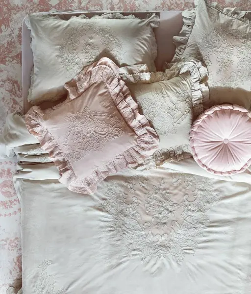 Подушка декоративная PROVENZIALE ROMANTIC LACE розовая с оборкой и кружевной аппликацией