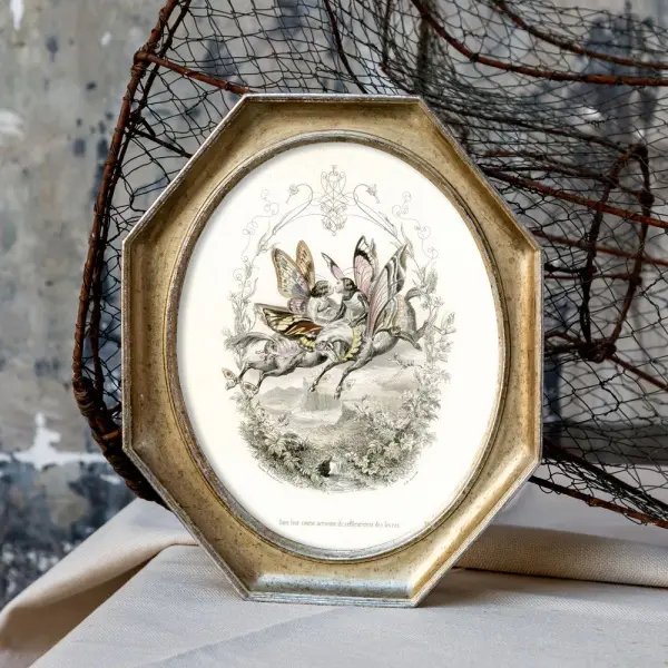 Картина «Поцелуй бабочек, парящих по воздуху на крылатых конях» в раме «Эдита»