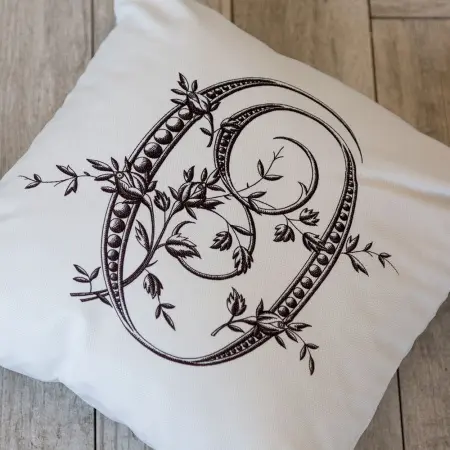 Арт-подушка «Монограмма буквы O»