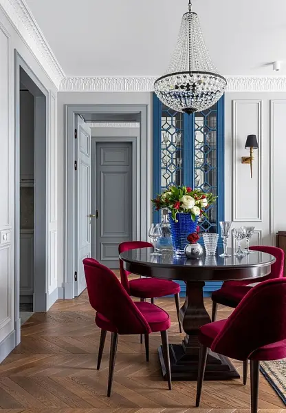 Яркая столовая с классическим массивным деревянным столом