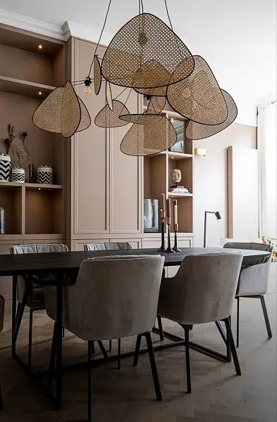 Столовая в современном стиле с акцентной люстрой