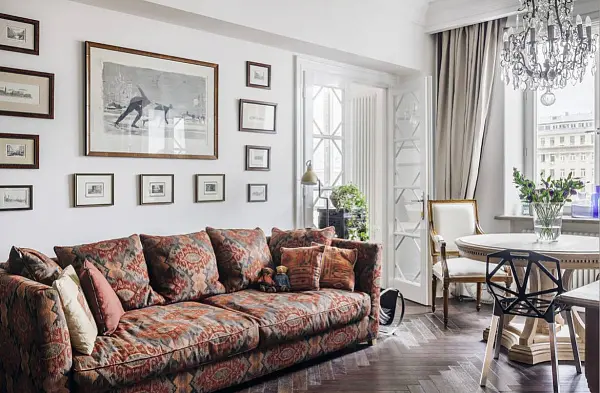 Светлая гостиная с деревянной мебелью и акцентным диваном Инлавка, inlavka.ru