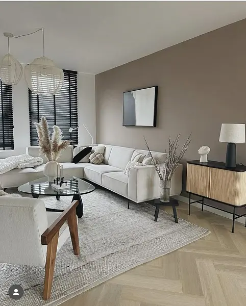 Гостиная в стиле минимализм с белым угловым диваном