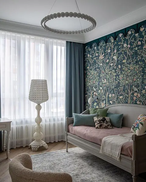 Гостиная с ретро-диванчиком и акцентной стеной Инлавка, inlavka.ru