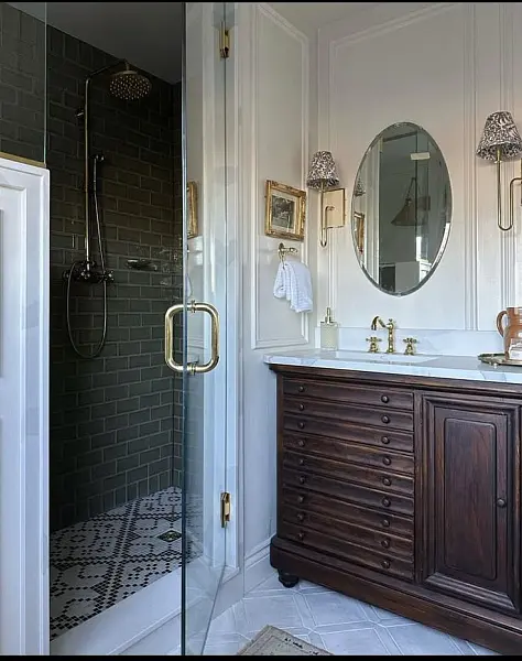 Ванная комната с душевой и массивной тембой под раковину из массива