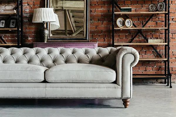 Гостиная в стиле лофт со светлым диваном Инлавка, inlavka.ru