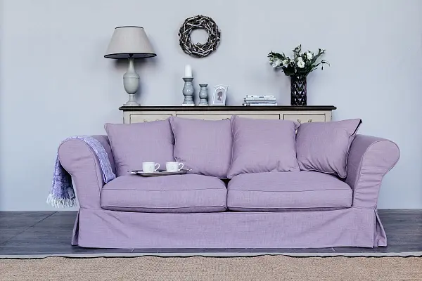 Гостиная с сиреневым диваном в стиле Прованс Инлавка, inlavka.ru