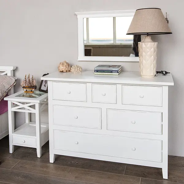 Спальня с белой мебелью из массива