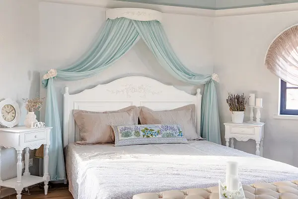 Нежная спальня с балдахином в стиле Прованс