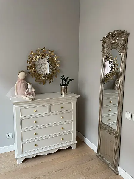 Уютная прихожая с комодом и зеркалом в массивной раме