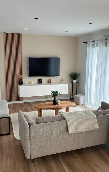 Минималистичная гостиная в натуральных тонах