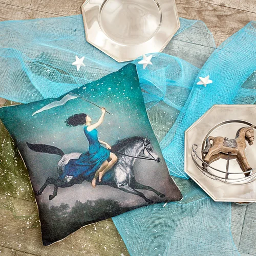 Декоративная подушка «Ловительница звезд»