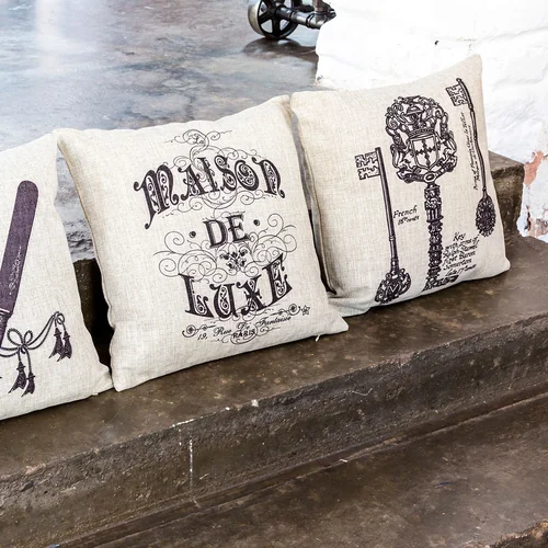 Интерьерная подушка «Старинная гравюра», версия 11