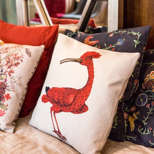 Интерьерная подушка «Алый ибис»