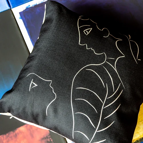 Арт-подушка «Мать и дитя»