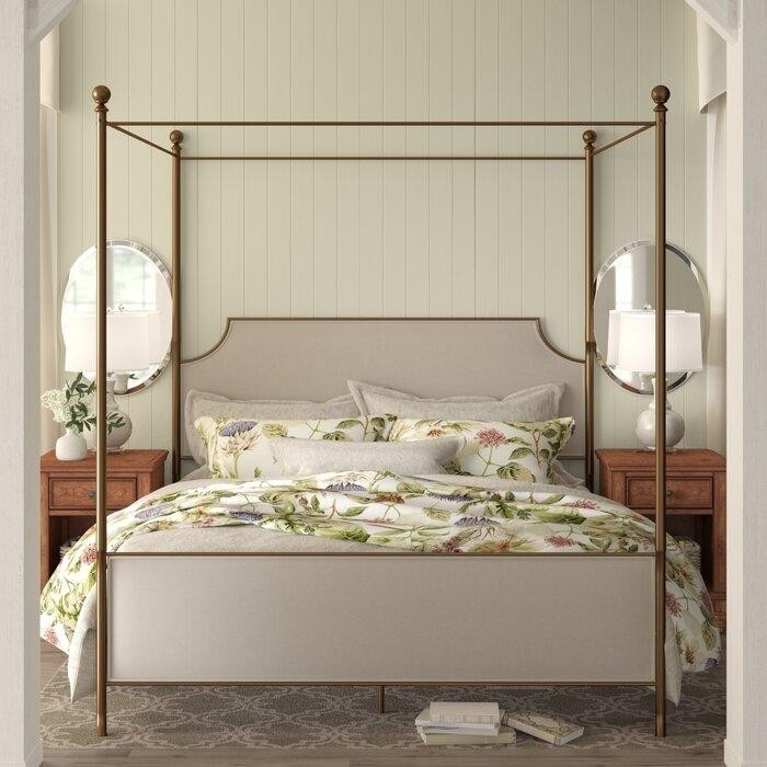 бежевая спальня с зеркалами над каждой тумбочкой и кроватью с бронзовой металлической рамой.jpeg