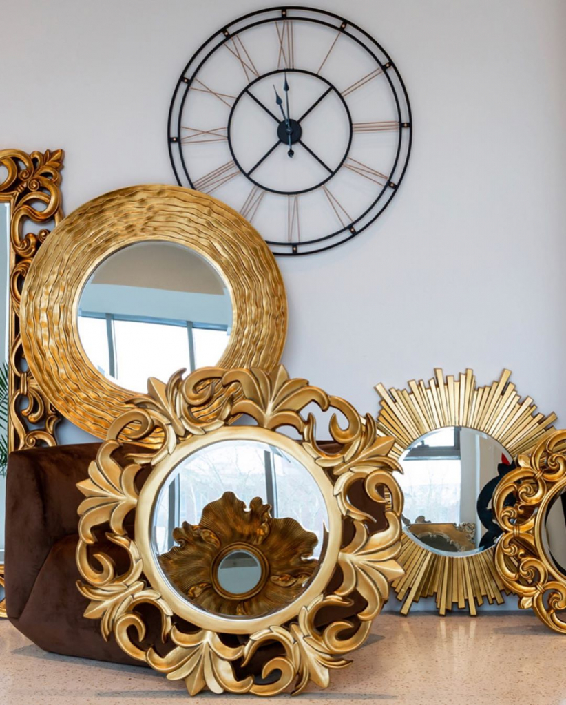 комбинация круглых зеркал в золотых рамах