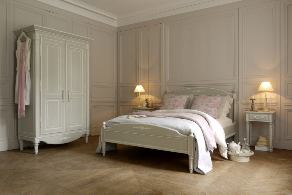 классическая спальня с серой деревянной мебелью из массива.jpg