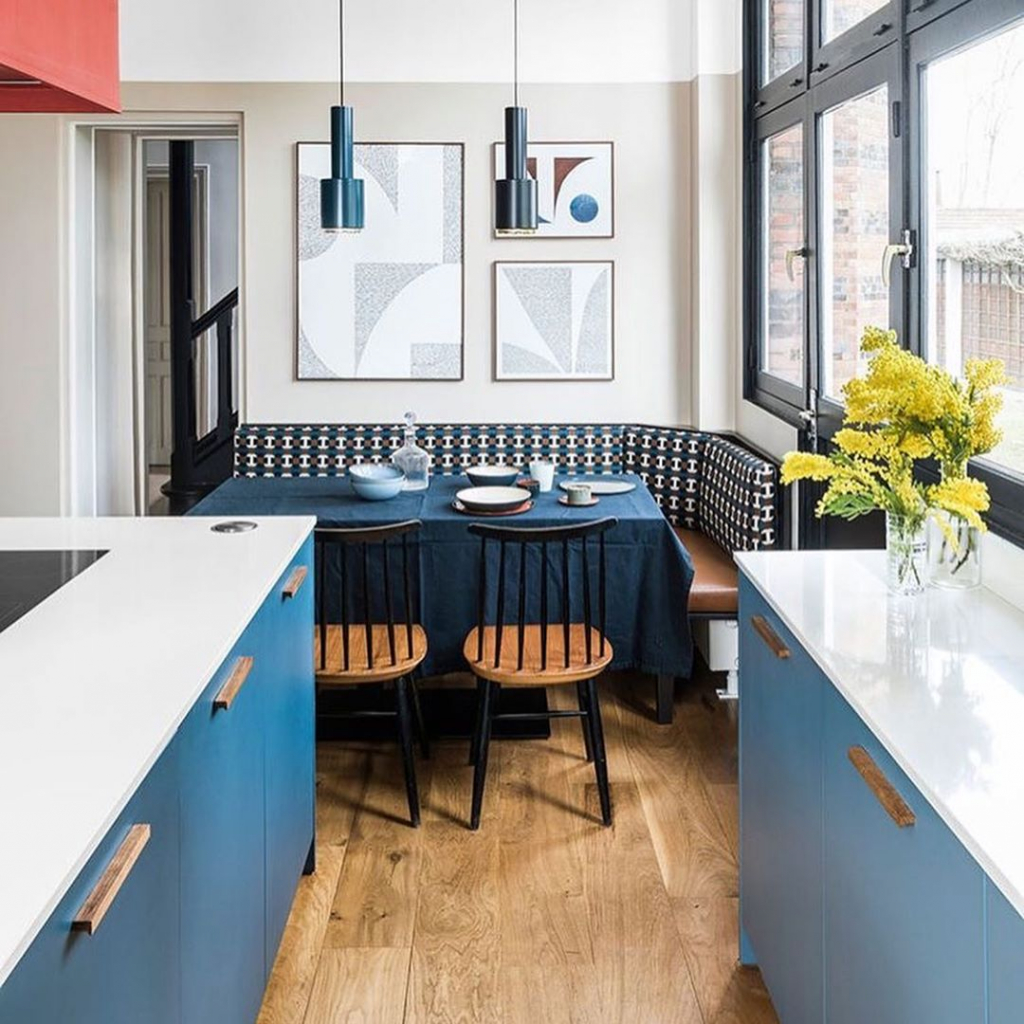 светлая кухня с полом цвета натурального необработанного дерева, синим гарнитуром и синим текстилем.jpg
