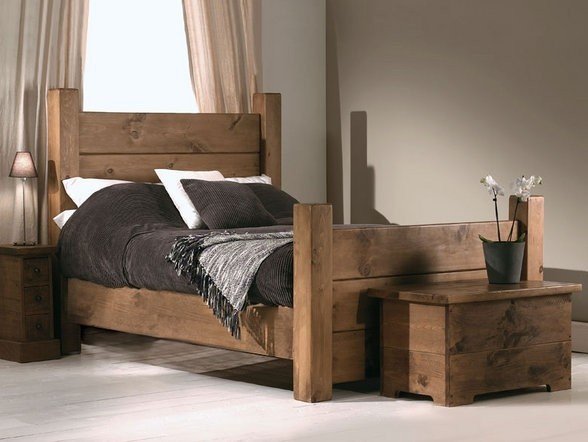 спальня с брутальной мебелью из необработанной древисины.jpg
