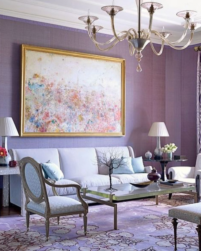 гостиная с лавандовыми стенами, светлым мягким диваном, светлыми мягкими классическими стульями.jpg
