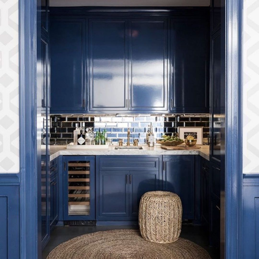 синяя маленькая кухня со шкафчиками под потолок.jpg