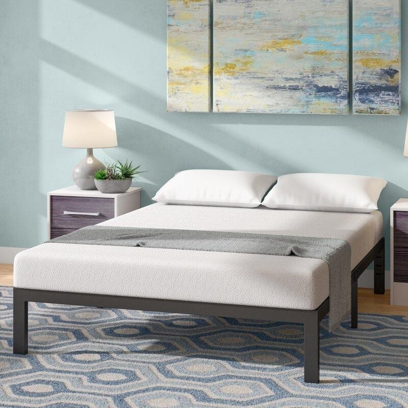 спальня с геометрическим ковром на полу и триптихом над кроватью.jpeg