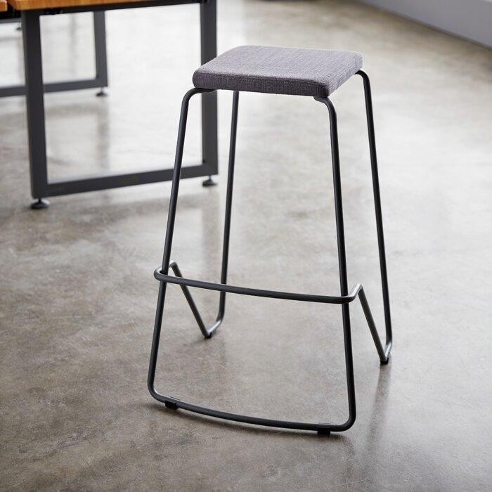 металлический барный стул с мягким сиденьем.jpeg