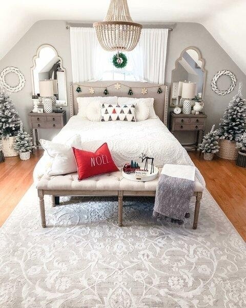 Рождественская спальня в белых тонах.jpeg