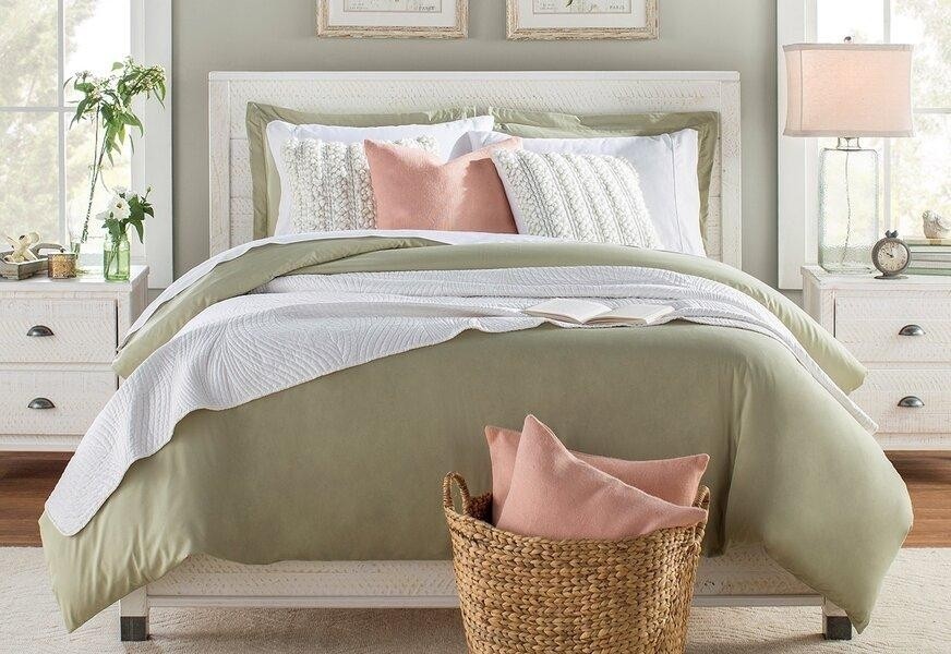 Оливково- зелёный и розовый дизайн спальни.jpeg