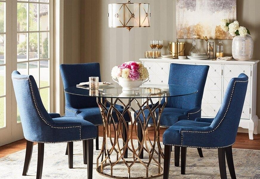 Темно-синий и золотой дизайн столовой.jpeg