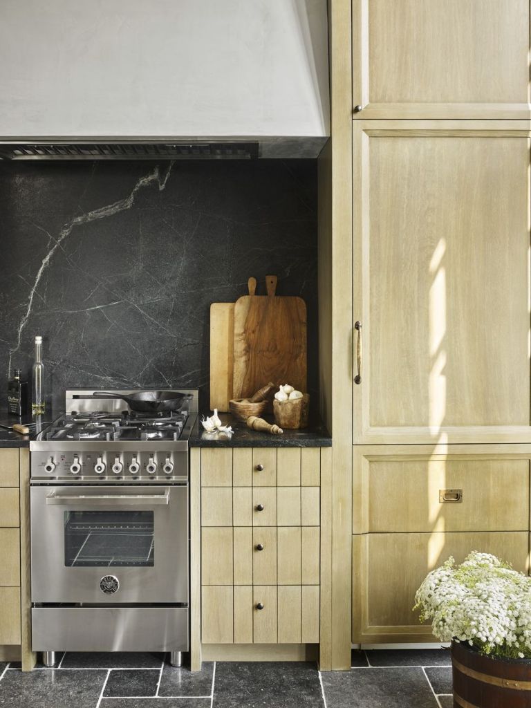 beth-webb-brays-island-kitchen-cabinets-stove-jpg-1597769799.jpeg