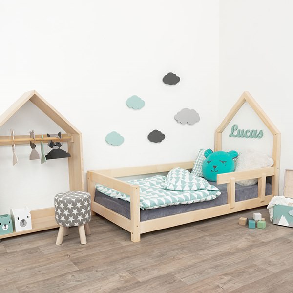 белая детская комната с деревянной мебелью и серо-мятными аксессуарами.jpg